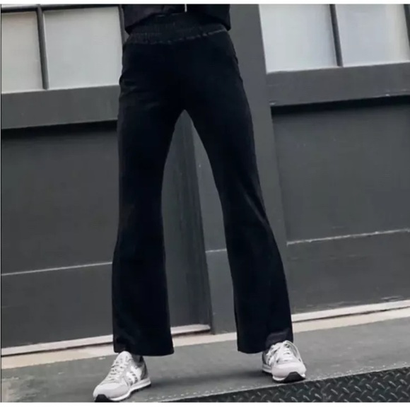 Free People Movement Take the Lead Velour Velvet Flare Pants Size XS Black NWT - Picture 4 of 10